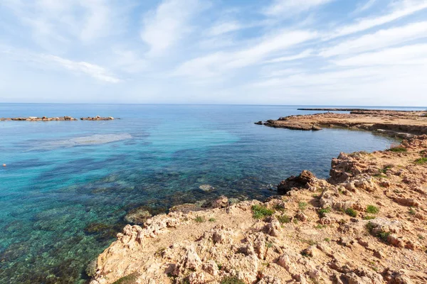 sabah bir kayalık sahil görünümü