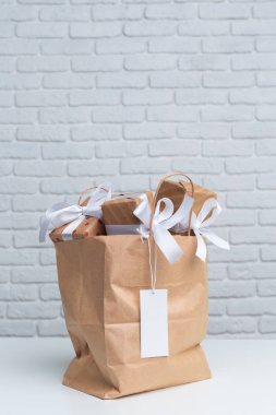 Kağıt alışveriş çantası hediye kutusunda