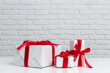 Beyaz masa üzerinde hediye kutuları