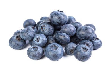 Beyaz arkaplanda yaban mersini izole edilmiş.