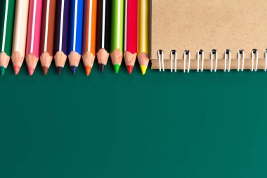 Not defteri ve renkli kalemler