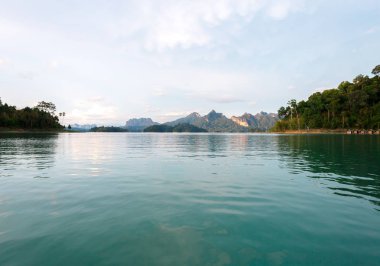Kaya, deniz ve mavi gökyüzü