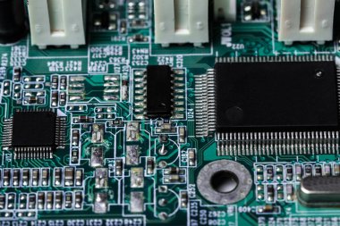 Yazdırılmış yeşil bir bilgisayar devre kartını kapat