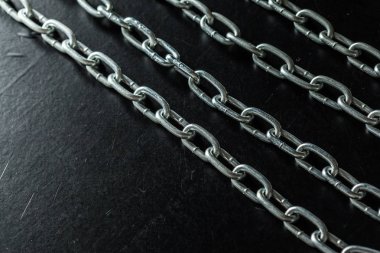 Siyah arka plan üzerine güçlü zincirleri