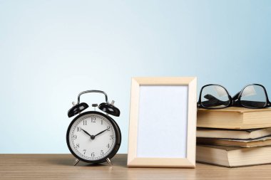 Çalar saat ve kitap.