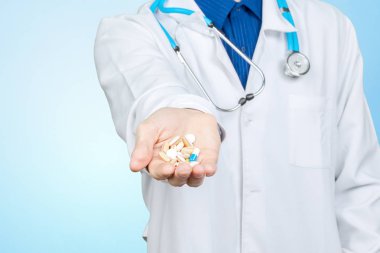 Bir hap vererek Doktor, yakın çekim