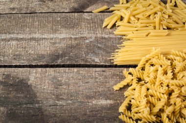 Karışık makarna. Ahşap bir arka plan üzerinde. Üstten görünüm