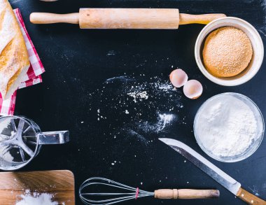 Siyah arka plan üzerine pişirme için malzemeler