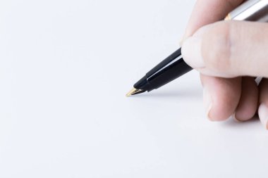 Beyaz arka plan üzerinde izole kalem tutan el yakın çekim 