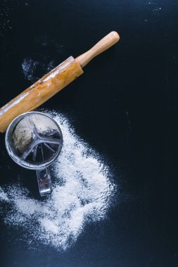 Malzemeler ve siyah kurulu, üstten görünüm pişirme için gereçler