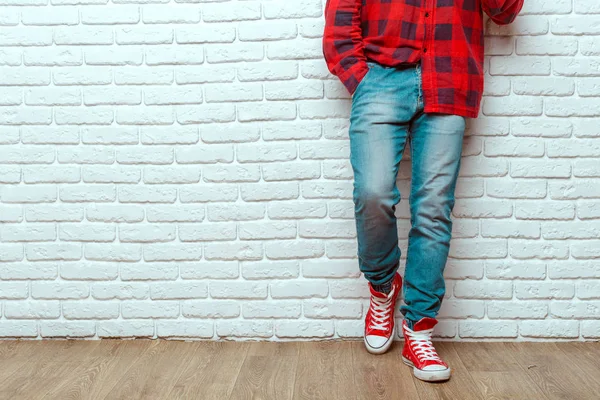 Mode Männerbeine Jeans Und Turnschuhen Auf Holzboden — Stockfoto