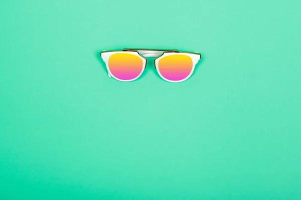 Вид Сверху Мода Солнцезащитные Очки Пастельном Фоне — стоковое фото
