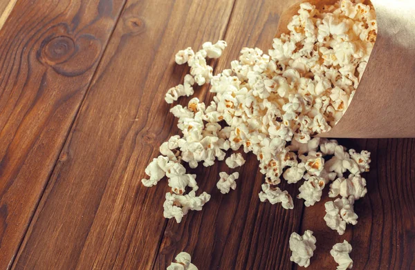 Salz Popcorn Auf Dem Holztisch — Stockfoto