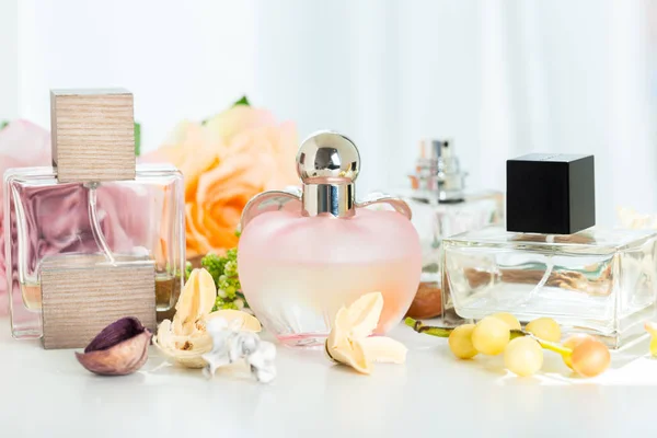 Parfume Flasker Med Blomster - Stock-foto