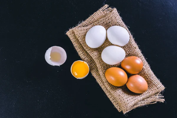 黒い背景に卵をクローズ アップ — ストック写真