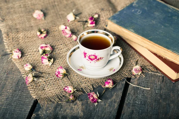 Bücher Blumen Und Tee Auf Holztisch Mit Sacktuch — Stockfoto