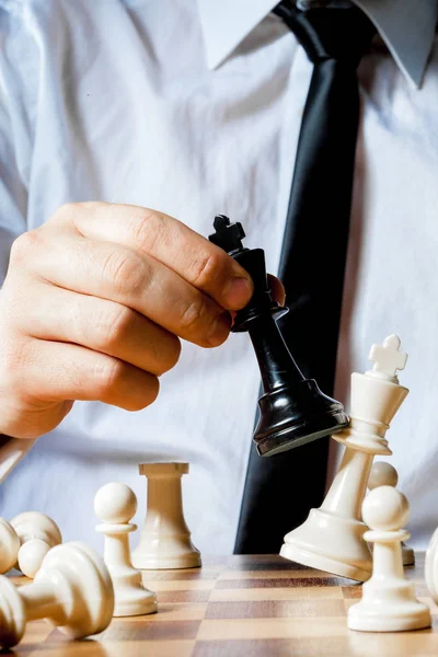 Egy Sakkozó Üzletember Keze — Stock Fotó