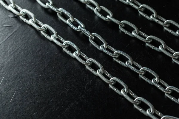 Siyah arka plan üzerine güçlü zincirleri