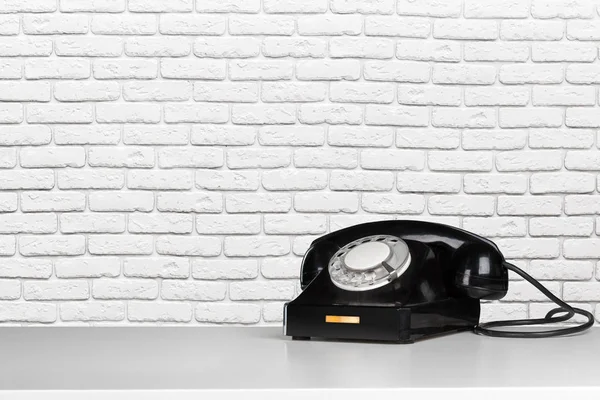 テーブルの上のレトロな黒電話 — ストック写真