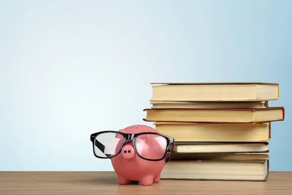 Sparschwein Brille Mit Büchern — Stockfoto