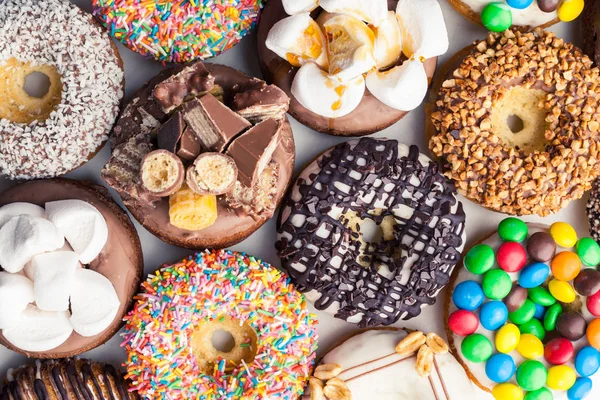 Nahaufnahme Einer Auswahl Bunter Donuts — Stockfoto