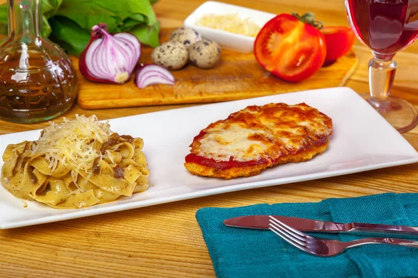 Hühnerparmigiana Und Spaghetti Hautnah Auf Einem Teller Auf Dem Tisch — Stockfoto