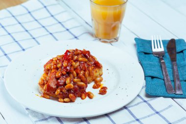 Domates soslu beyaz fasulye.