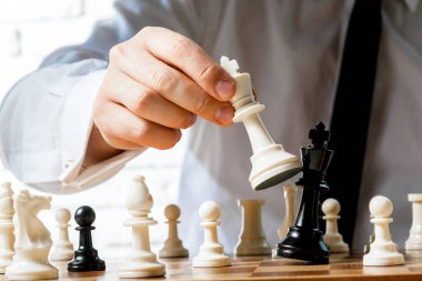 Satranç oynayan iş adamının eli