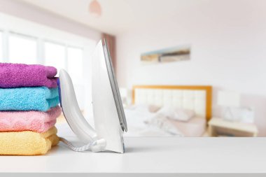 demir ve havlu beyaz masa