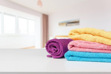 Banyo havlusu ışık beyaz arka plan üzerinde yığını