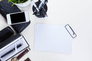 Beyaz ofis resepsiyon masası ile bir sürü şey üstünde o. Üstten Görünüm