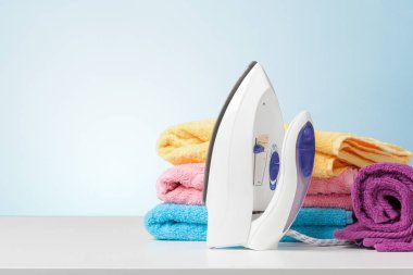 demir ve havlu beyaz masa