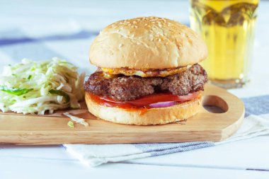 Hamburger ve bira yemek yakın çekim 