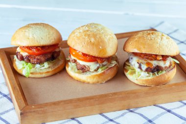 Sulu biftek Burger yakın çekim 