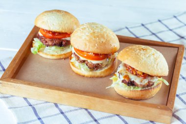 Sulu biftek Burger yakın çekim 