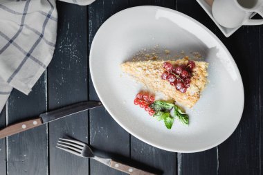 Napolyon kek berry ile