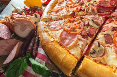 Pizza Prosciutto yakın çekim 