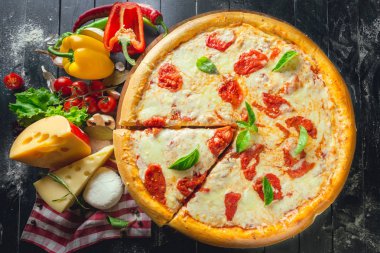 Pizza margarita yakın çekim 