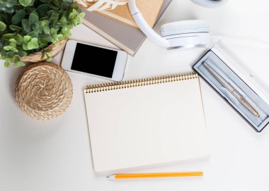 Beyaz ofis resepsiyon masası ile bir sürü şey üstünde o. Üstten Görünüm