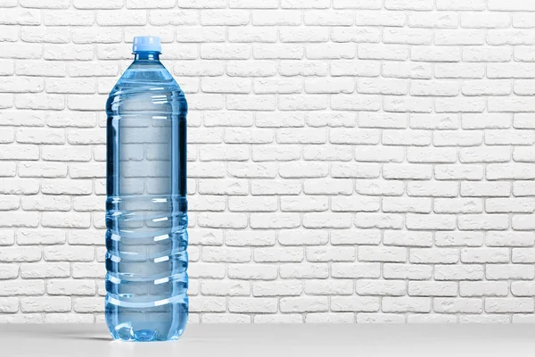 桌子上的塑料瓶水 — 图库照片