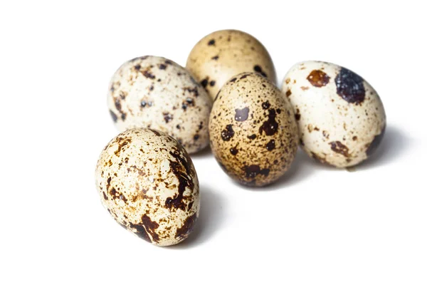 ウズラの卵は白い背景に隔離されている — ストック写真