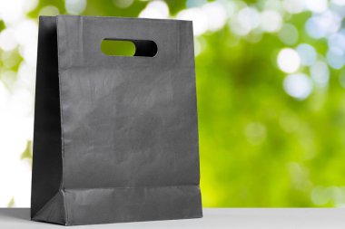 Alışveriş çantası hediye beyaz masada.