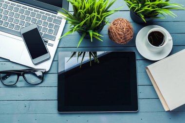 ofis çalışma masası yakın çekim 