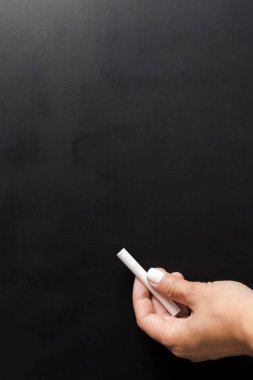 Tebeşir izlerini ile boş boş siyah yazı tahtası
