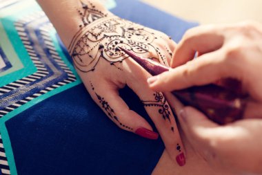 Mehndi eller üzerinde uygulama süreci