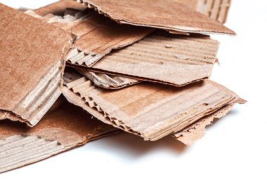 Beyaz arka plan üzerinde izole karton parçalar