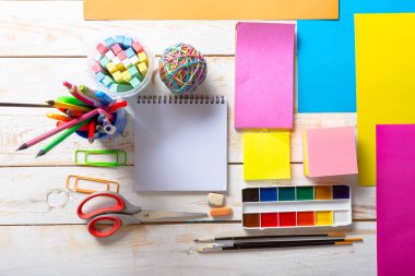 Okuldan araçları. bir ahşap zemin üzerinde.