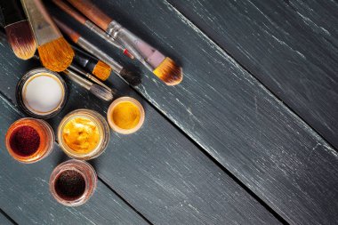 Makyaj fırçaları ve makyaj göz gölgeler