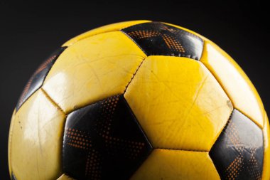 Yeşil sahada futbol topu