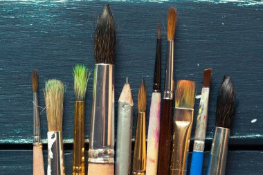 Ahşap arkaplanda boya fırçaları